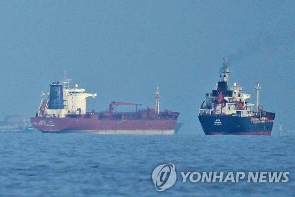 호르무즈 해협 미군함 피격 진실은? 이란 미사일 도발과 &lsquo;프로젝트 프리덤&rsquo; 봉쇄 작전 상세 분석 (2026)