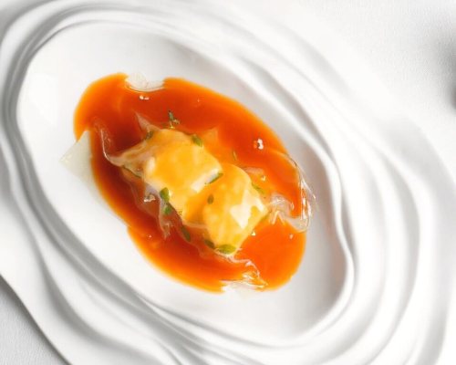 요리위에 소스가 얹혀져 있음