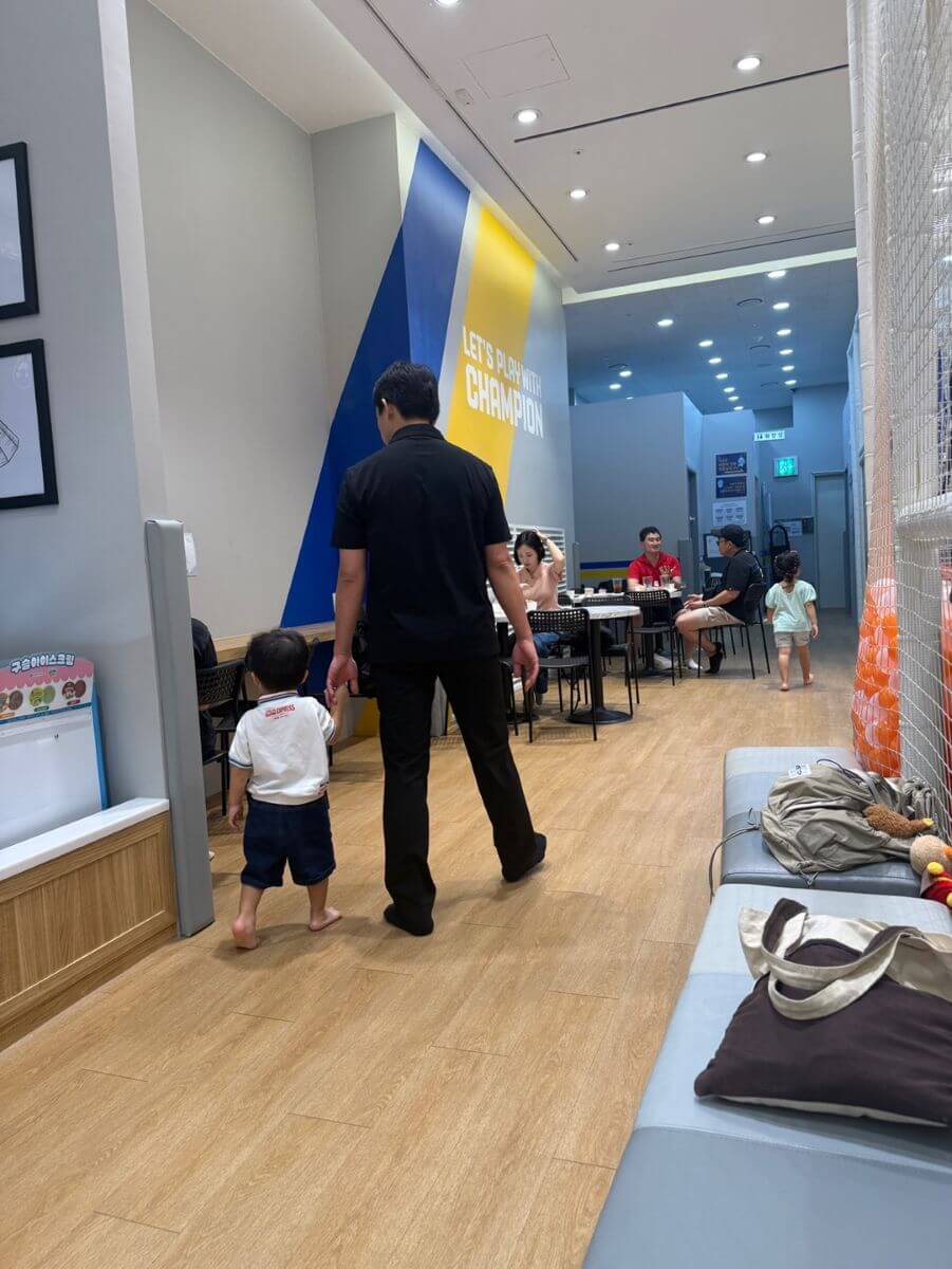 챔피언 스타필드시티 위례점 보호자 테이블과 휴식공간