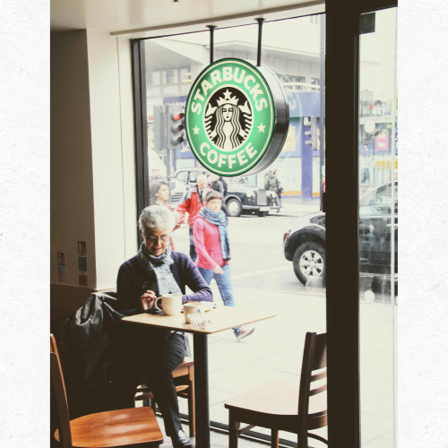 스타벅스 다인석 혼자 사용 제한 안내문