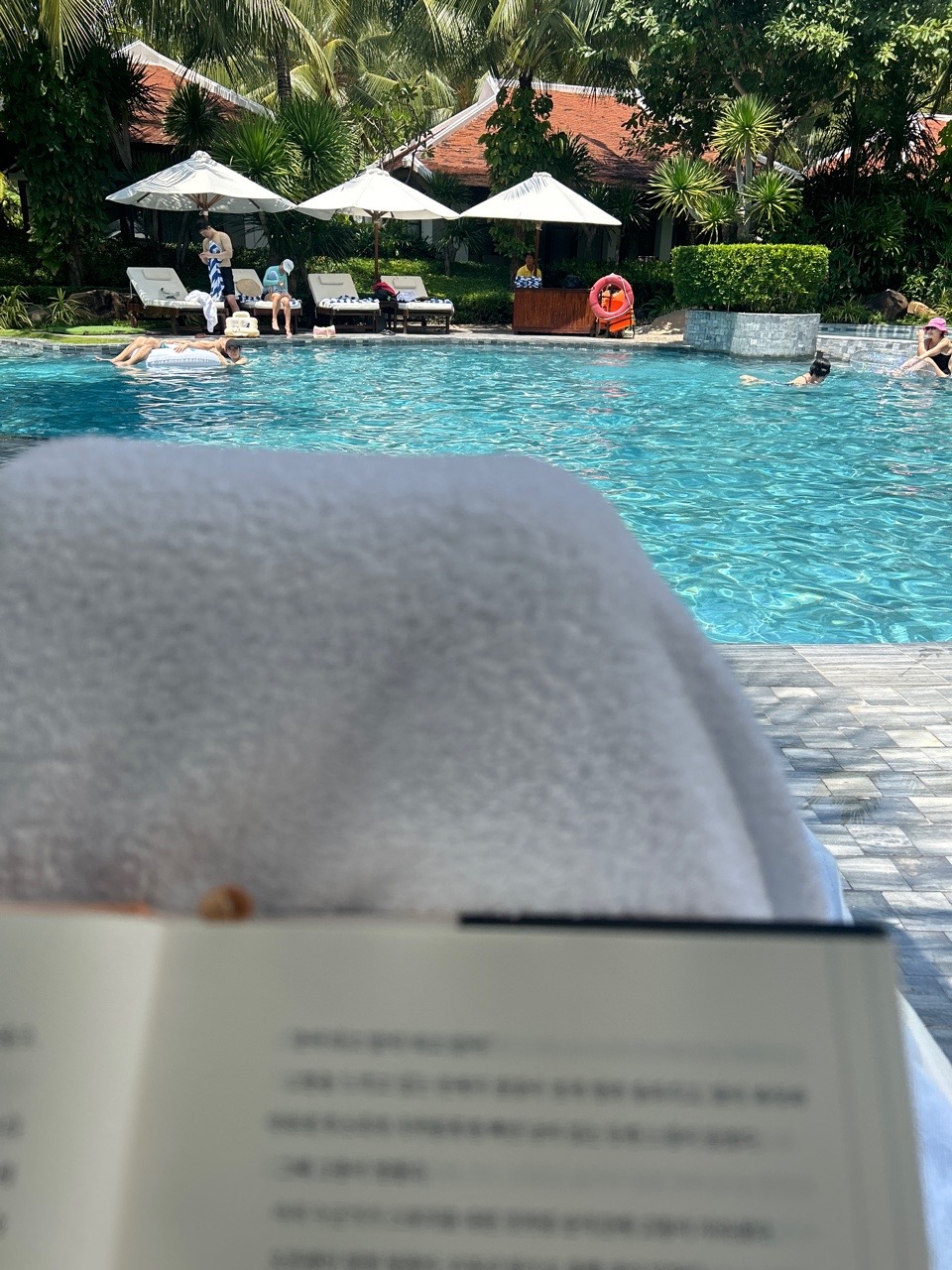 나트랑-더아남-리조트-풀뷰빌라-앞-썬배드-책읽는-모습