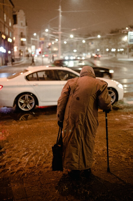거동이-불편한-고령-운전자-사진