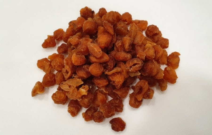 야생에서 채취를 한 용안육을 깨끗하게 세척한 후에 바싹 말린 것을 하얀 바닥 위에 수북하게 놓아두고 찍은 사진