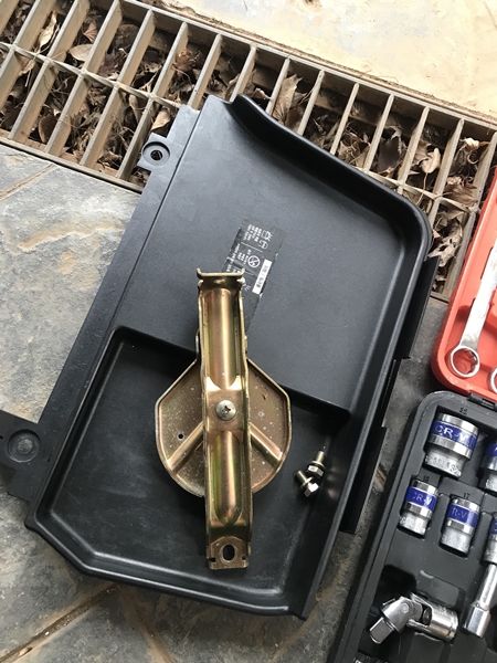 AGM 배터리 교체 브라켓 및 홀더 제거