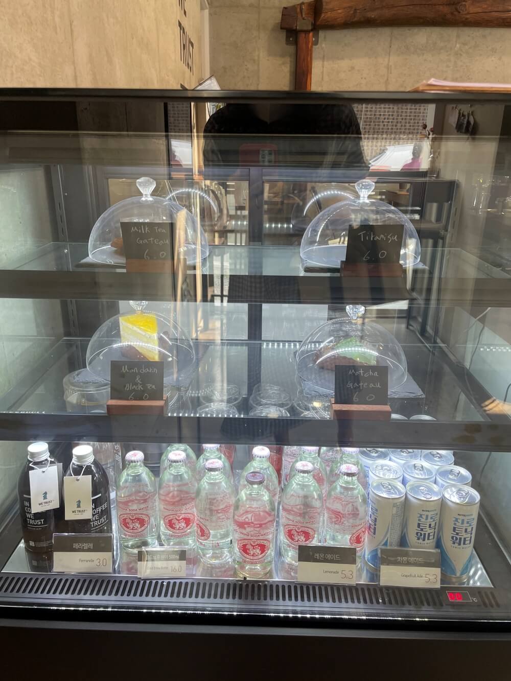 위스트러트커피-북수원점-케익-및-음료-쇼케이스