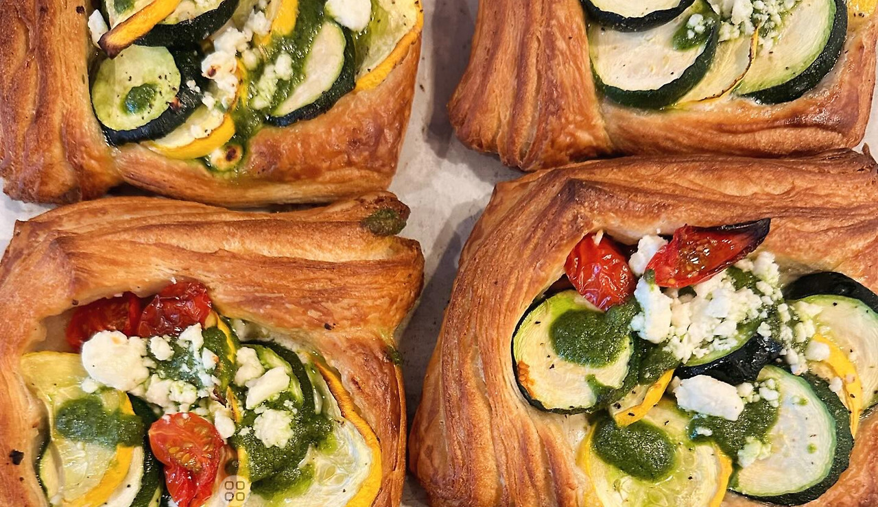 세도나 Layla's Bakery-Cafe에서 판매하는 채소와 치즈가 올라간 세이버리 데니시 페이스트리