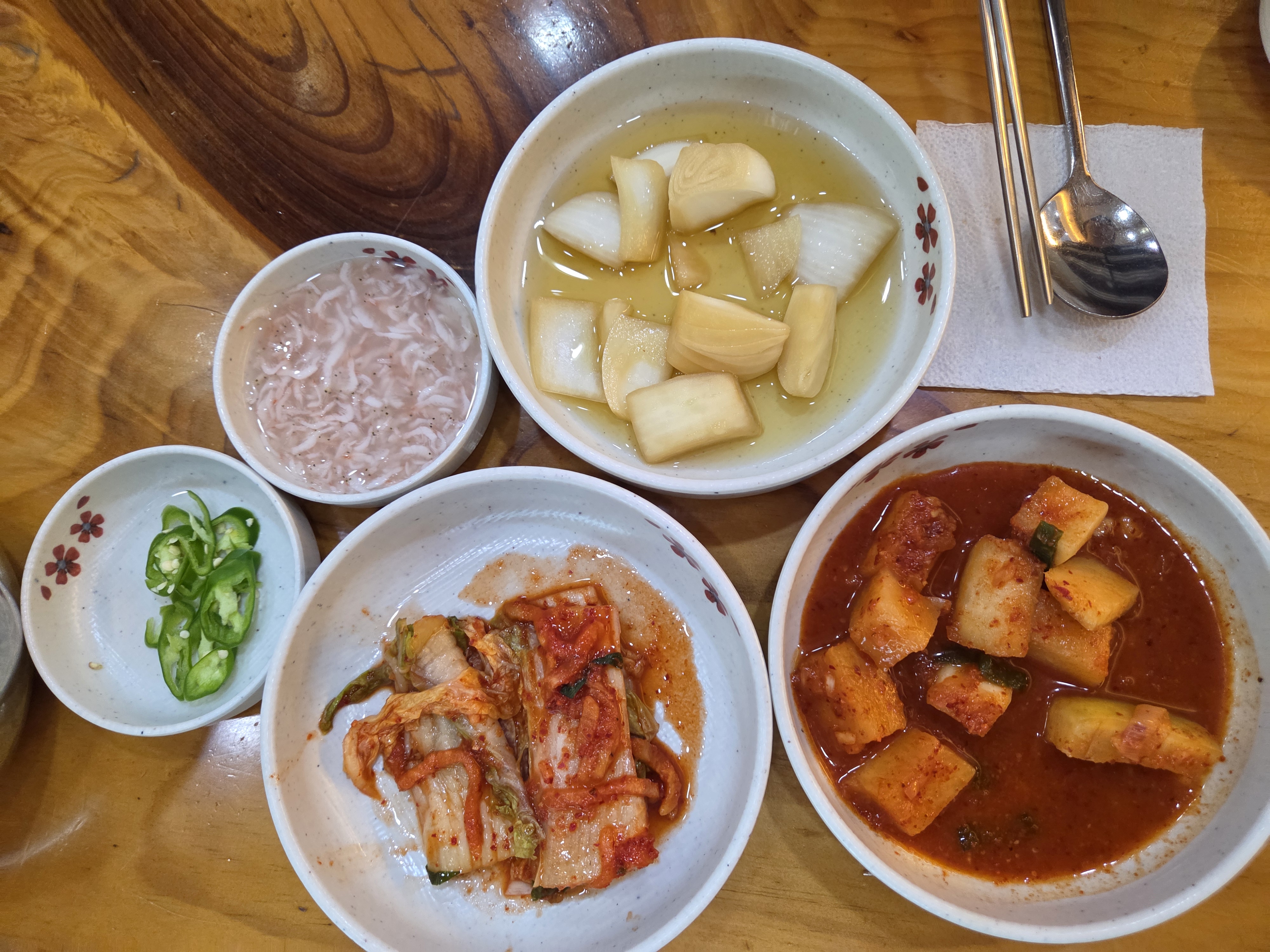 천안 병천 아우내장터순대 밑반찬 — 달큰한 양파지와 양념 잘 밴 깍두기, 김치, 새우젓 리필 가능