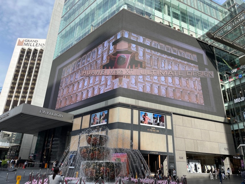 말레이시아 쿠알라룸푸르 최대 쇼핑몰인 파빌리온 KL에서 중국 화웨이 스마트폰 광고가 나오고 있다.