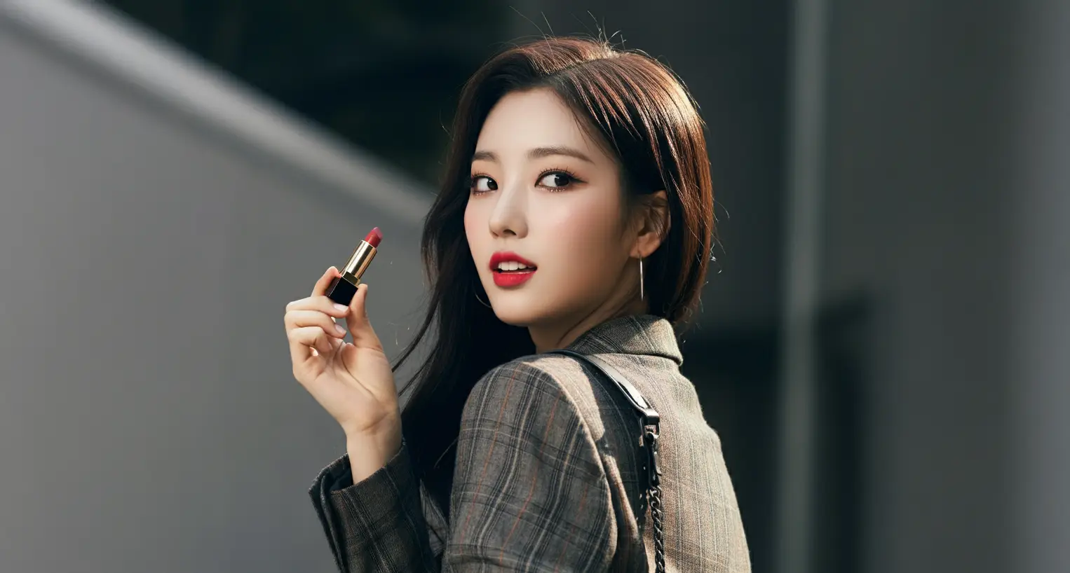 립스틱을 들고 있는 여성