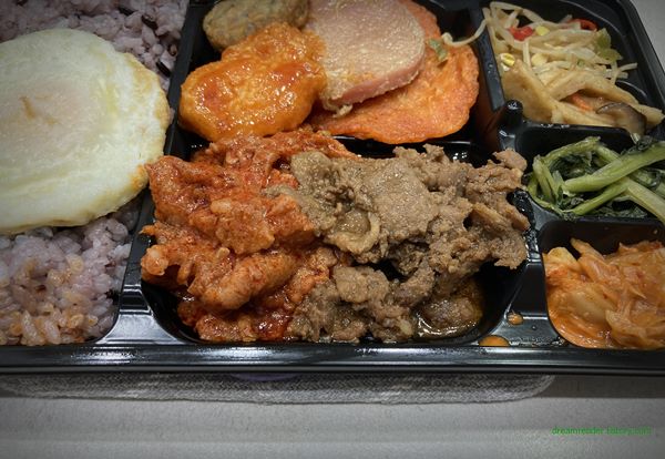 CU 편의점 백종원 제대로한판 백반한판 도시락 2023년 4월 반찬 구성(매콤 돼지 불고기(돼지고기, 고추장), 간장 돼지 불고기(돼지고기, 양조간장))