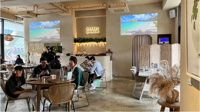 테이블&amp;#44; 의자 그리고 분위기 모두 동남아 휴양지 2