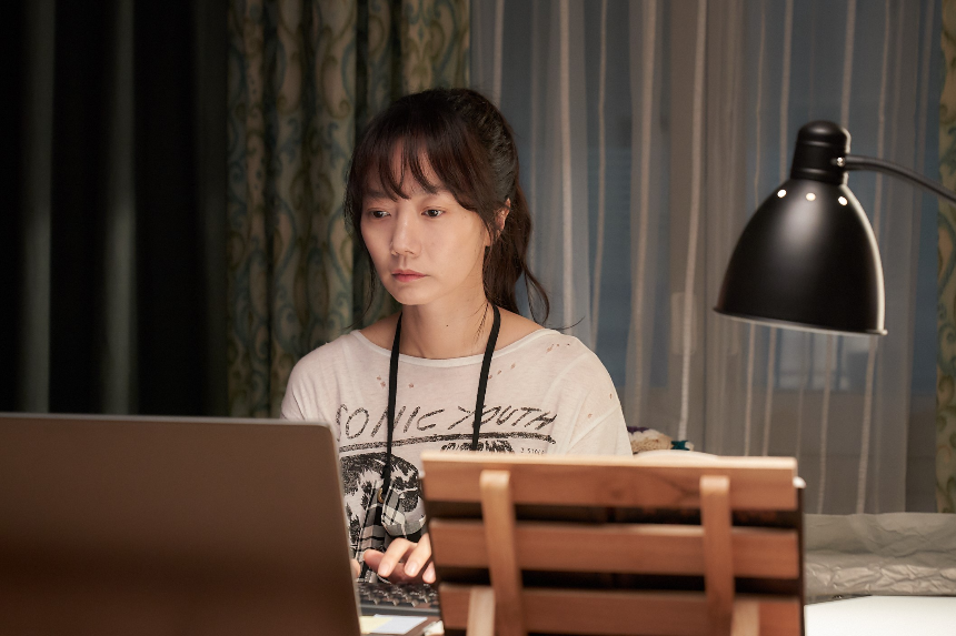 2025 영화 &amp;#39;바이러스&amp;#39; 리뷰 : 감염되면 사랑에 빠지는 독특한 로맨스