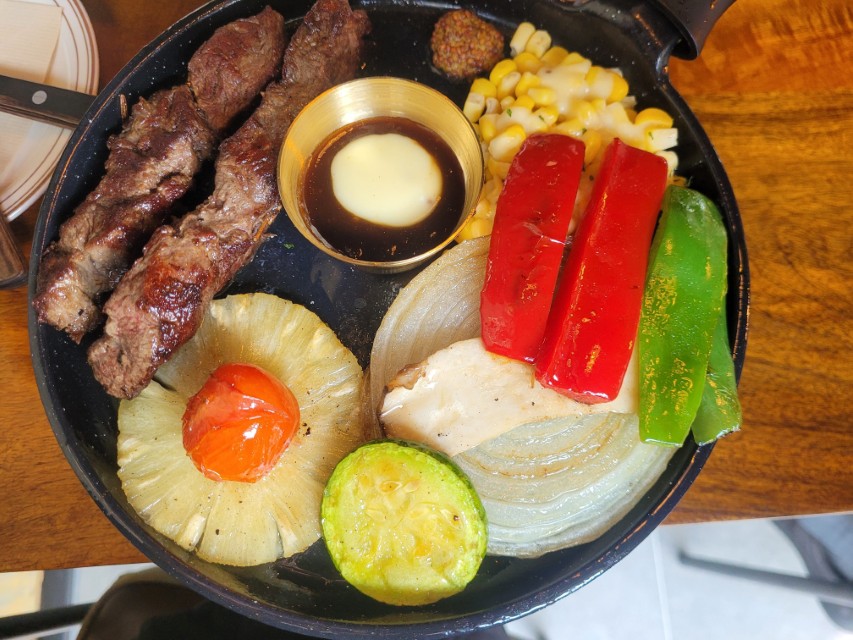 10달러 스테이크 철판 플레이팅