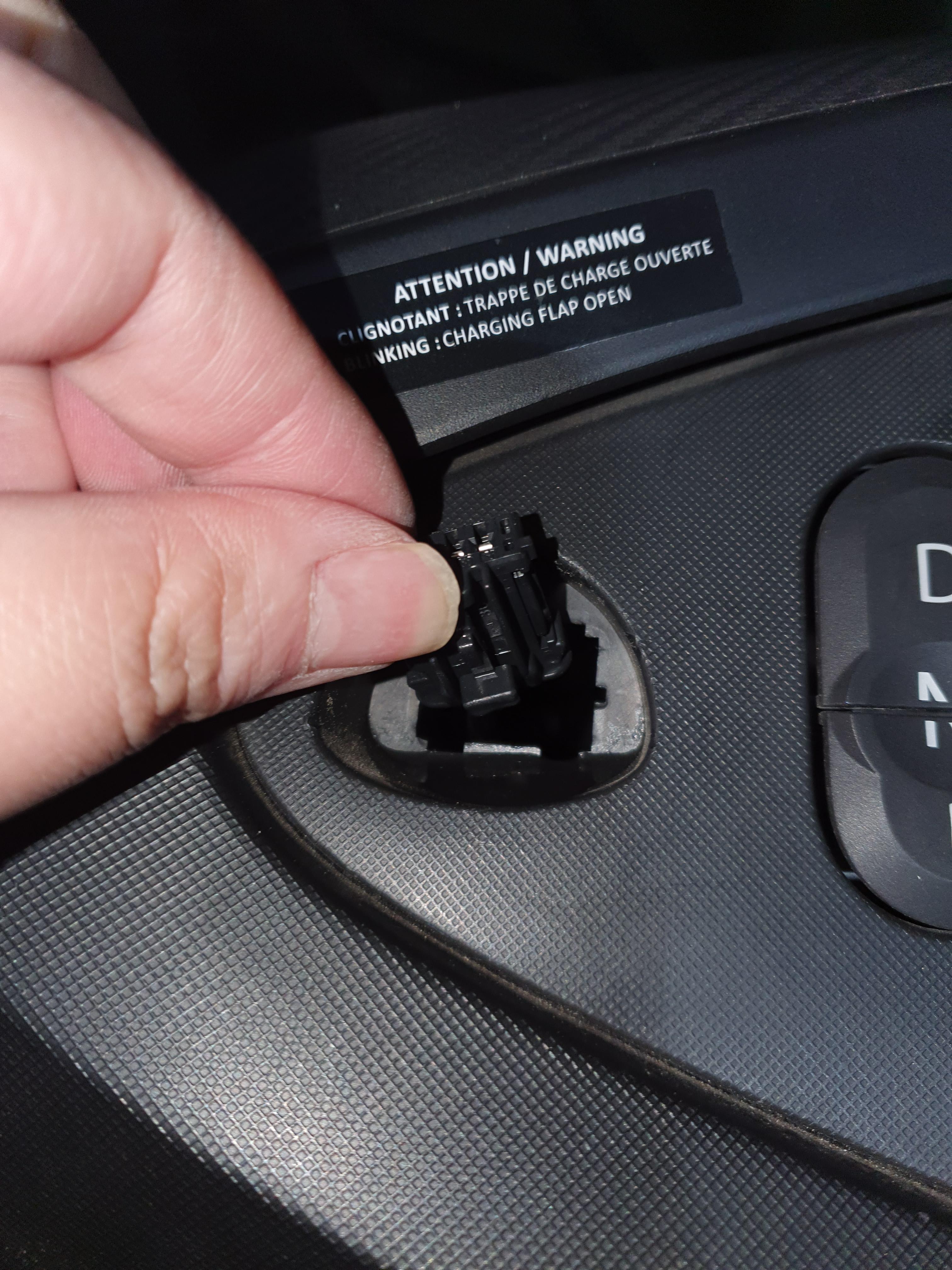 트위지 비상등 스위치 커넥터 모양1 뒷면에 스위치를 고정하는 부분이 있음 여길 눌러줘야 스위치 버튼이 통으로 빠짐