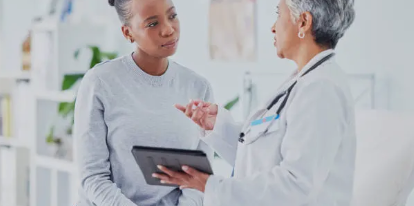 흉곽출구증후근 검진하는 의사와 환자