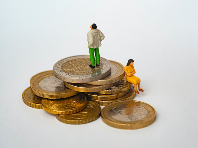 동전위에 있는 남자 여자 피규어