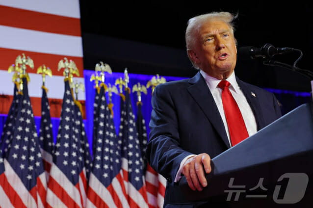 6일(현지시간) 대통령 당선이 유력한 공화당 대선후보 도널드 트럼프 전 대통령이 플로리다주 웨스트팜비치의 팜비치카운티 컨벤션센터에 모인 지지자들 앞에서 연설을 하고 있다