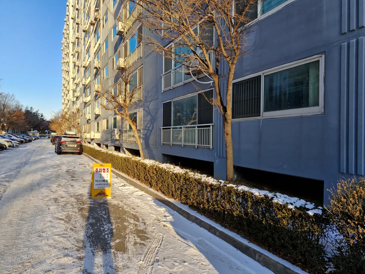 주차자리에-주차안내-표지판이-설치되어-있는-모습