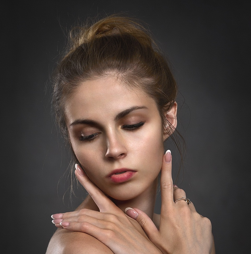 가을 피부 톤업 완성! 환하게 빛나는 스킨케어 비법