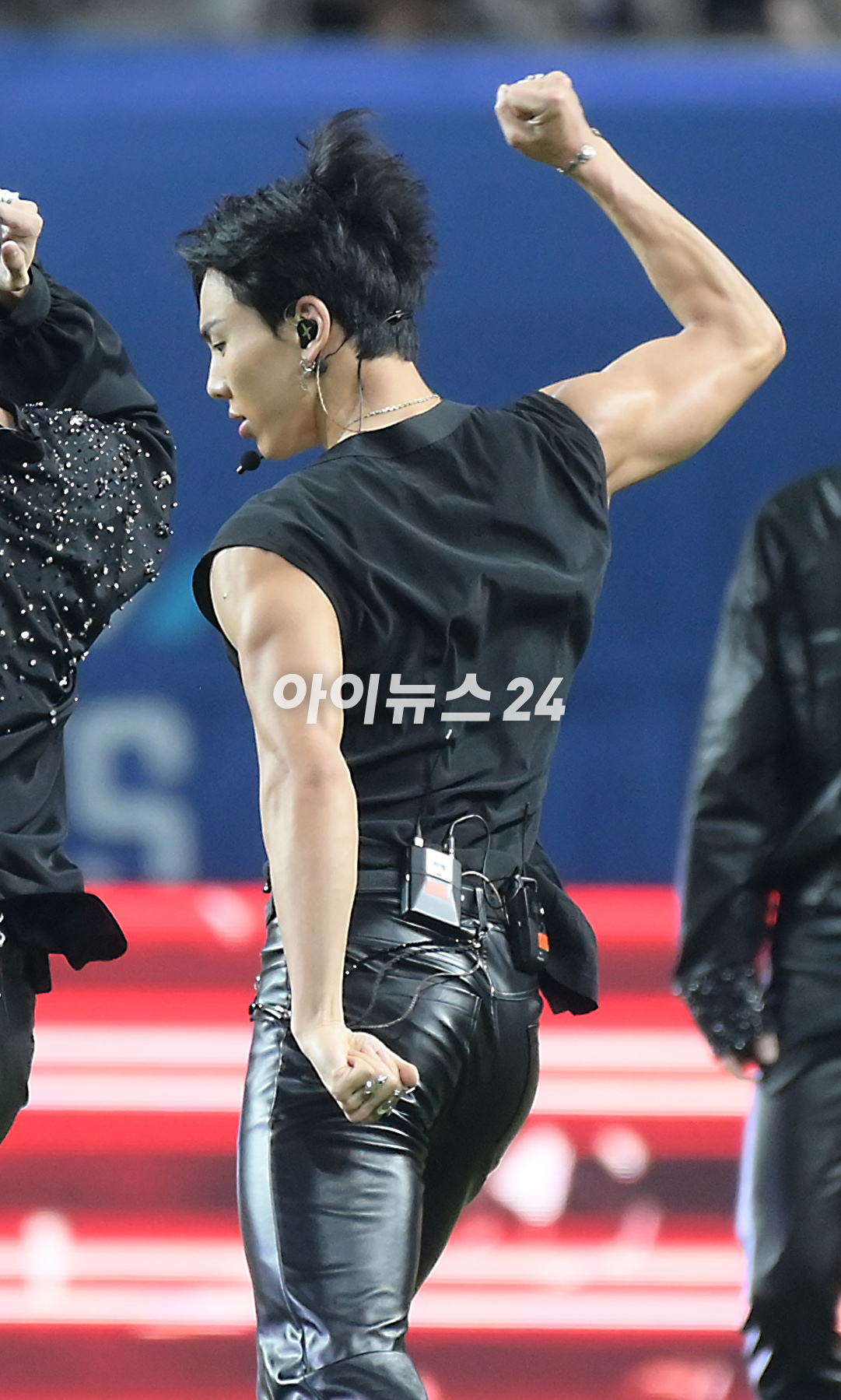 27일 서울 마포구 서울월드컵경기장에서 열린 쿠팡플레이 시리즈 1차전 팀 K리그와 아틀레티코 마드리드의 경기에서 몬스타엑스 유닛 셔누X형원이 멋진 무대를 선보이고 있다. [사진=정소희 기자]