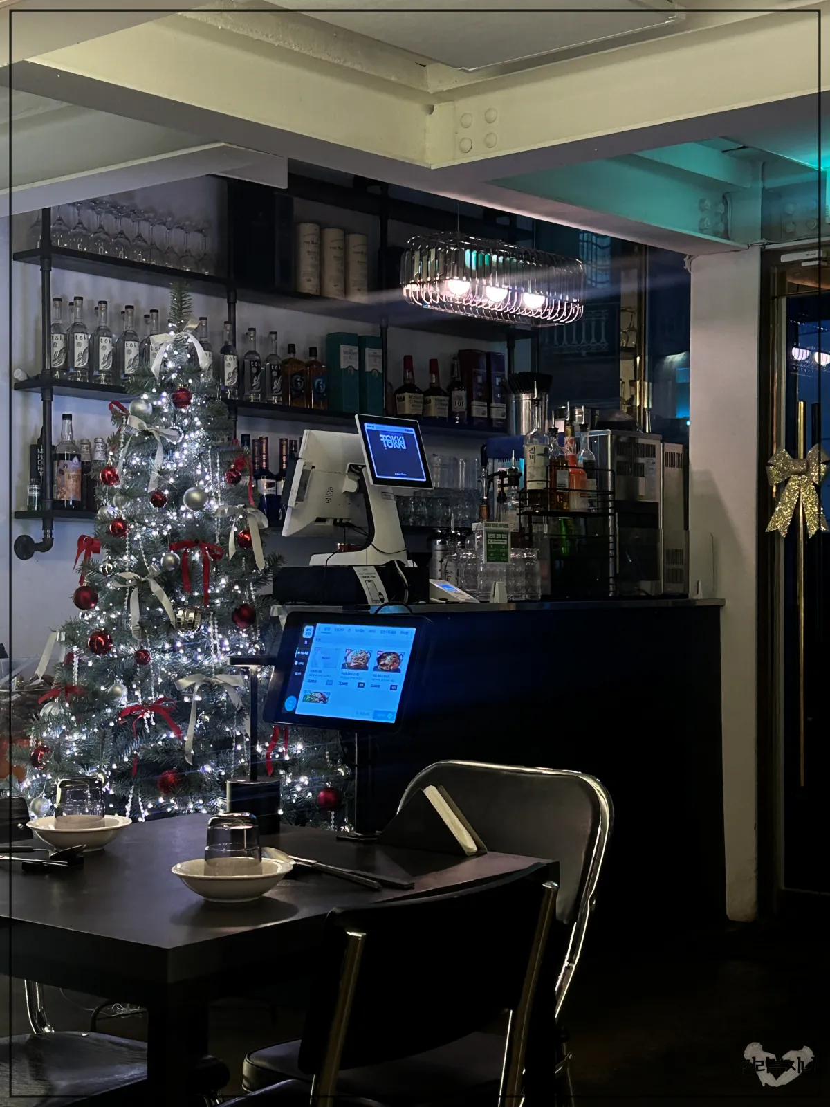 연남동-술집-토끼다이닝-내부-크리스마스-트리가-배치되어-있는-카운터