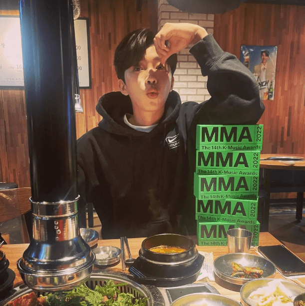 검은 후드티를 입은 임영웅