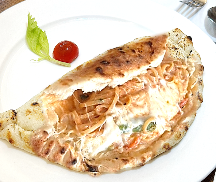 도우 주머니 안에 스파게티가 꽉찬 광화문 파스타 맛집의 시그니처 깔조네