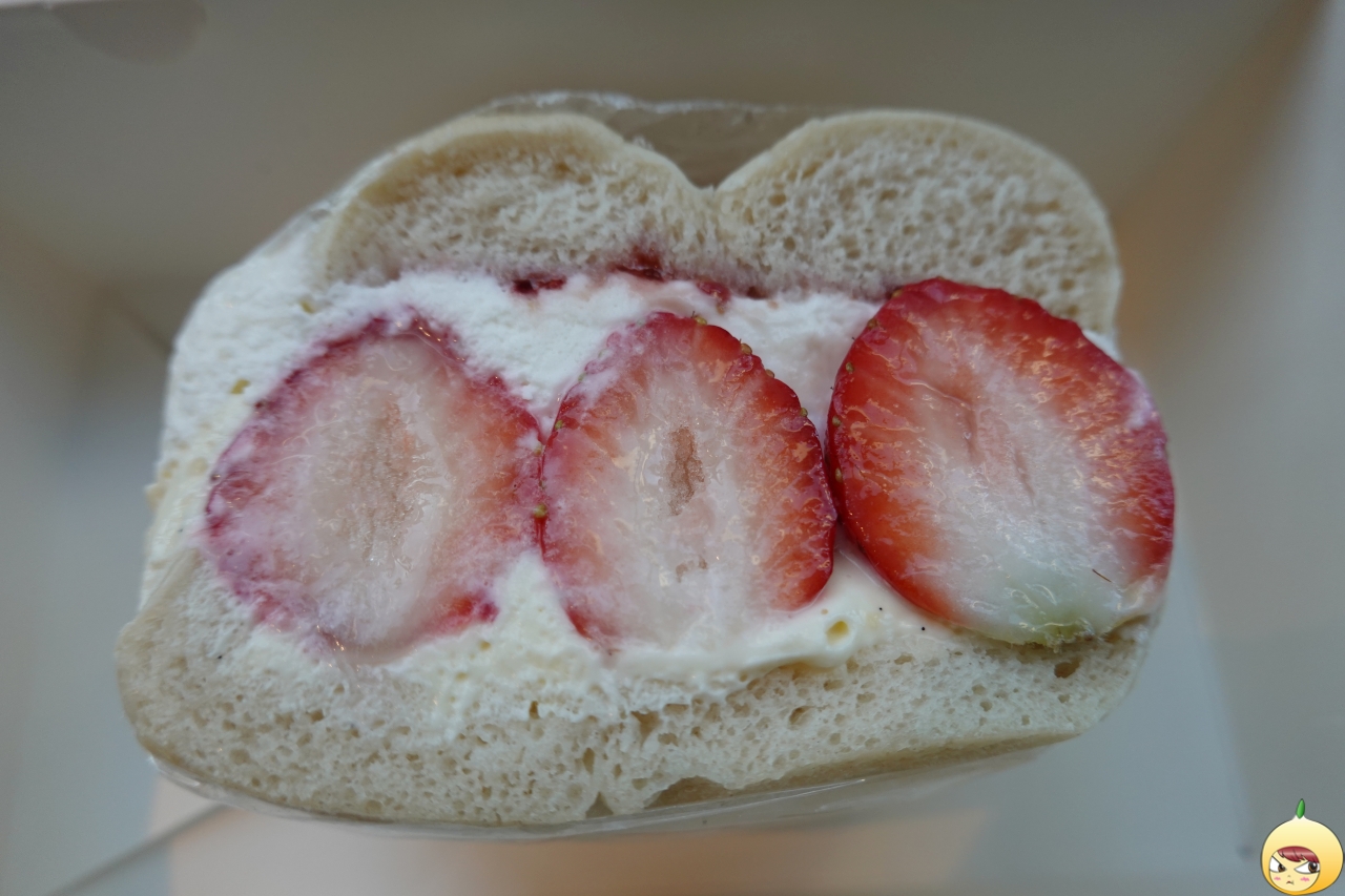 딸기바닐라 샌드베이글 앞면