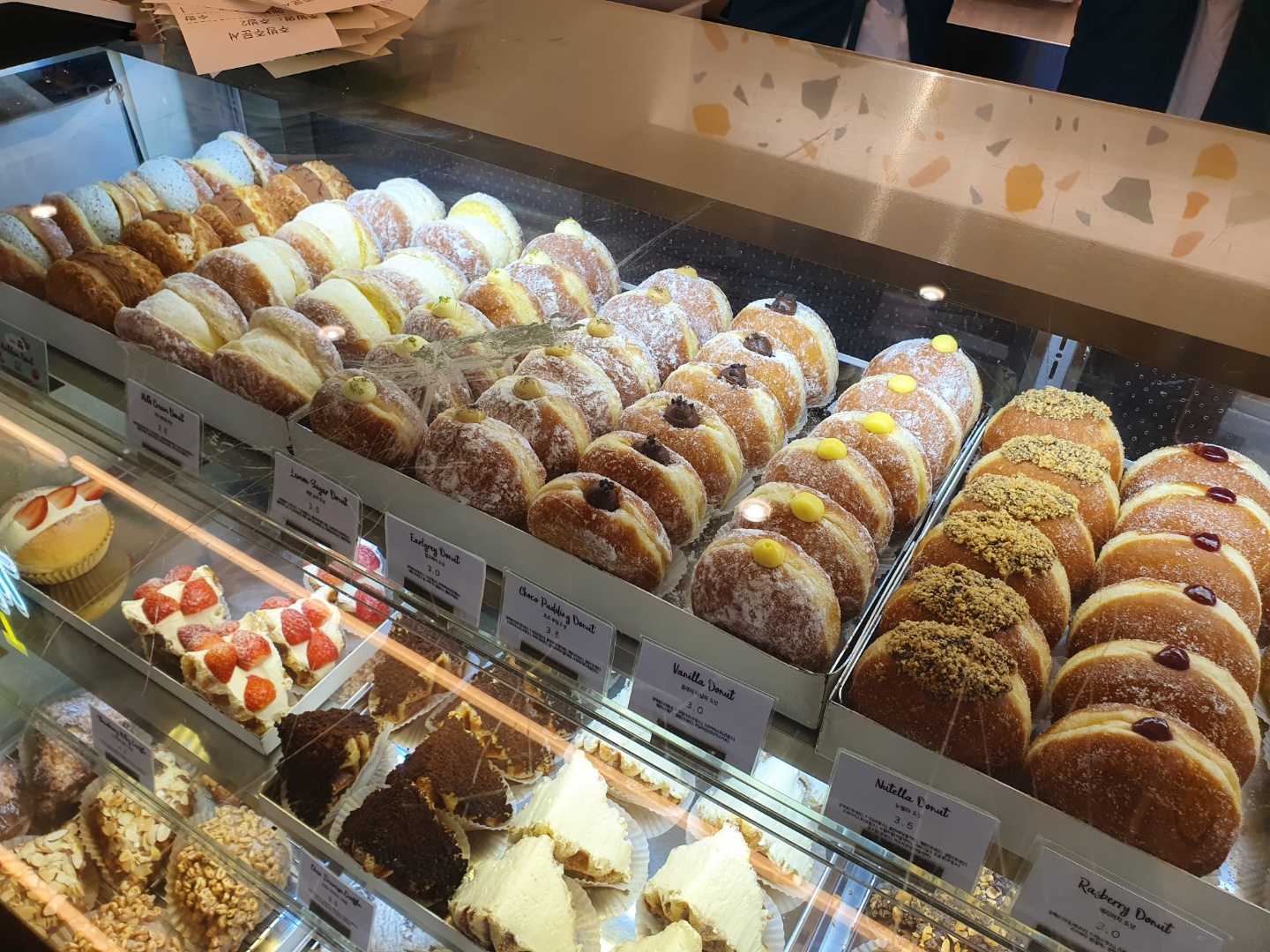 노티드도넛 진열