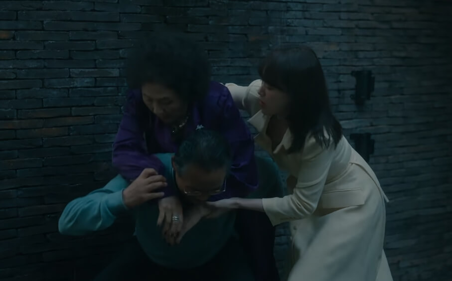 쓰러진 복만흠을 업는 엄순구