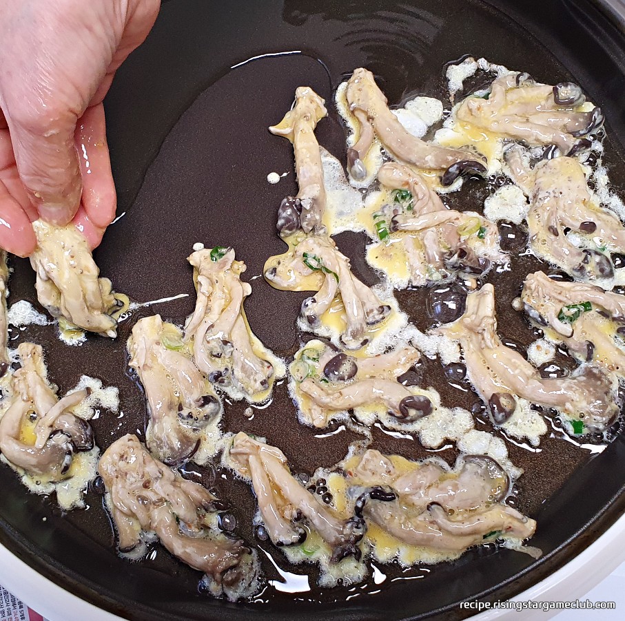 예열된 팬에 계란옷을 입힌 느타리버섯을 한개씩 올려놓는 사진