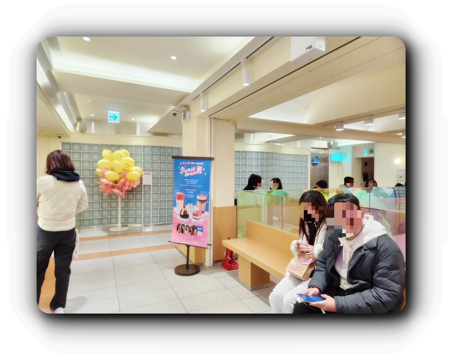 노티드-강남-카카오-내부-대기의자