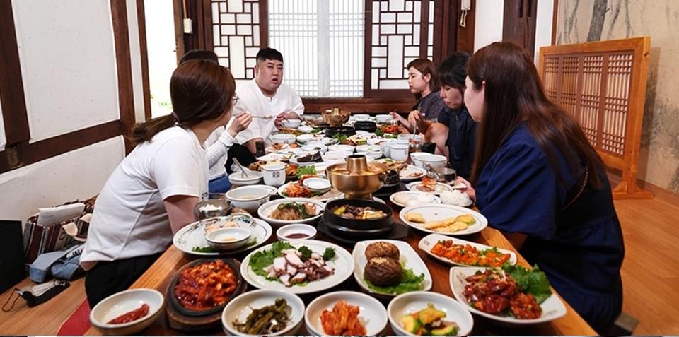 전참시 전지적참견시점 송가인 육회 삼합 간장게장 갈비찜 신선로 남도백반 진수성찬 맛있는 식당 전주 한정식 맛집 소개
