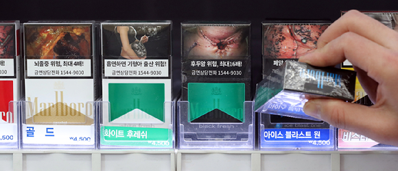 담뱃갑의 경고 그림이 마음에 안 든다는 이유로 바꿔 달라며 행패를 부리고 편의점 주인을 폭행한 60대 남성이 벌금형을 선고받았다. 본 기사와 무관한 이미지. [사진=뉴시스]