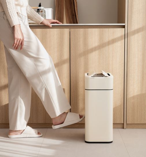 다룸 자동 센서 쓰레기통 발로 터치해서 쓰레기통이 열리는 사진