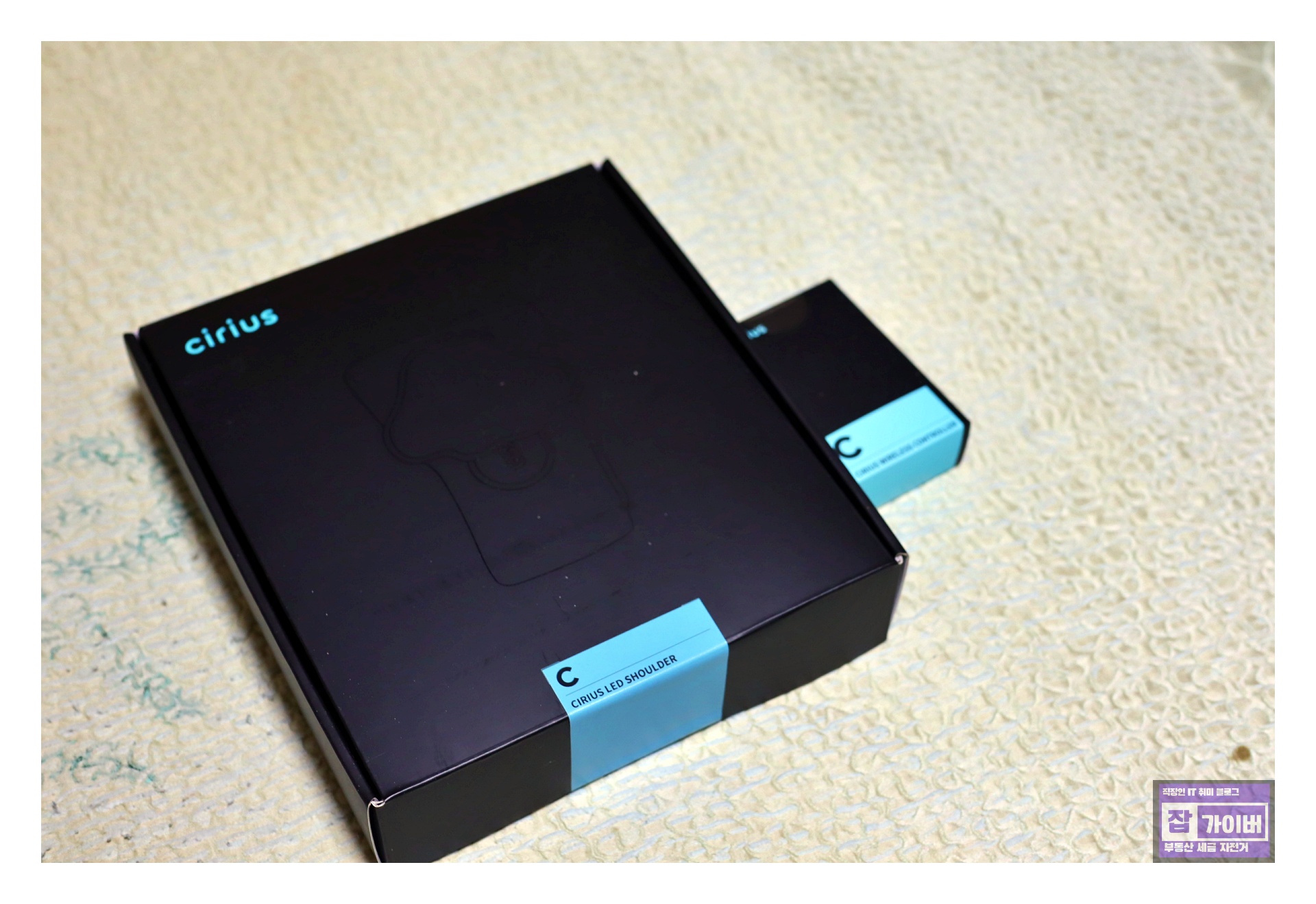 시리어스 LED 어깨 마사지기 본체와 착용 방향