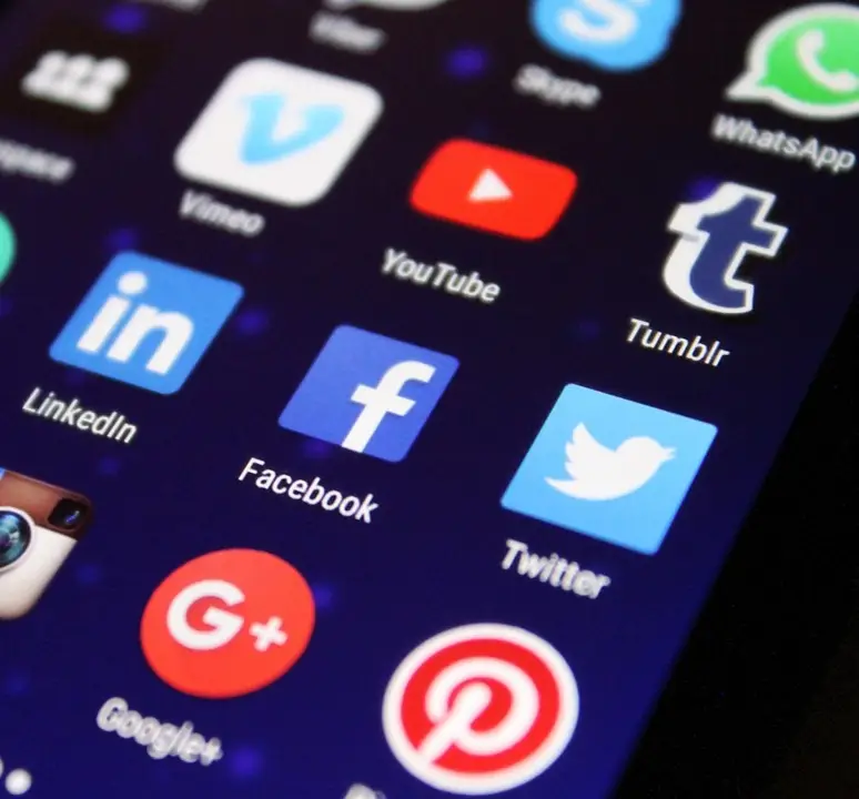 Snapseed 앱을 통해 글씨 디테일을 강조한 화면