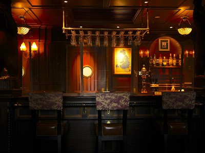 어두운 느낌의 실내 바 사진 중간 중간 실내 조명이 노란색으로 비추고 있다.