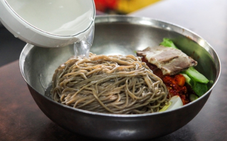 핸썸가이즈 신당동 약수역 만포막국수 이북식 찜닭 만두전골 맛집 위치 후기