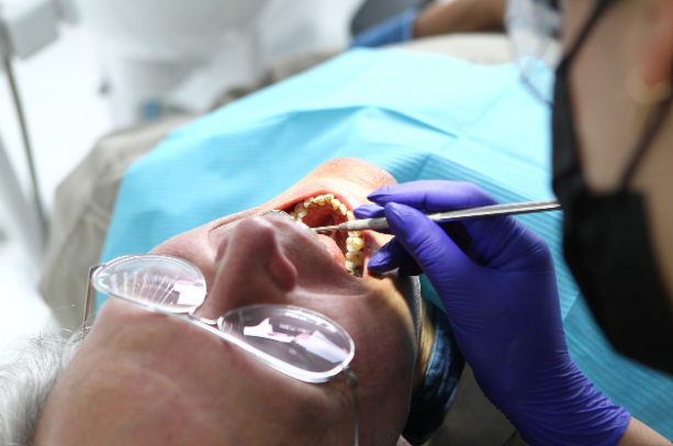 50대 이후 치아 건강 지키기: 잇몸 질환과 치아 손실을 예방하는 구강 관리법