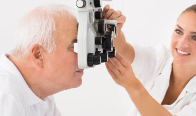 안과에서 눈을 검사하는 장면