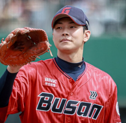 롯데 자이언츠 투수 홍민기 투구장면