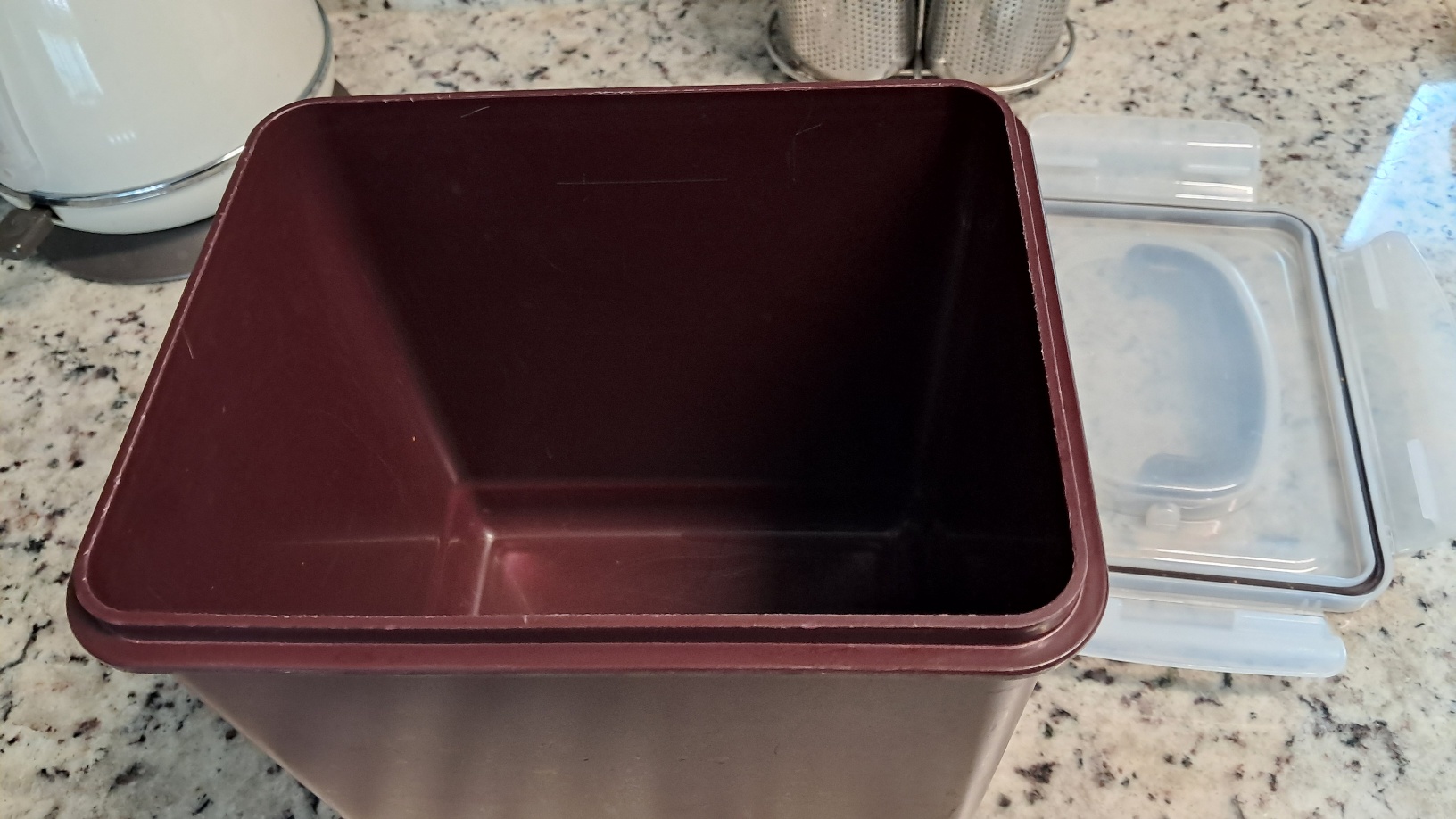 냄새나는-김치통