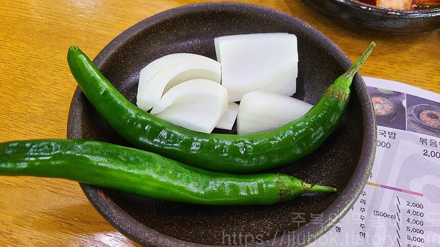 왕뼈-감자탕-밑반찬-고추-양파