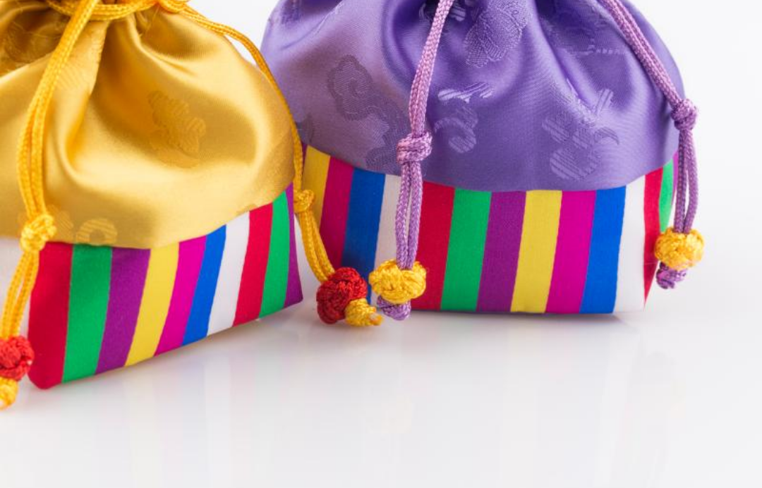 화려한 색감의 복주머니 두개가 놓여있다.