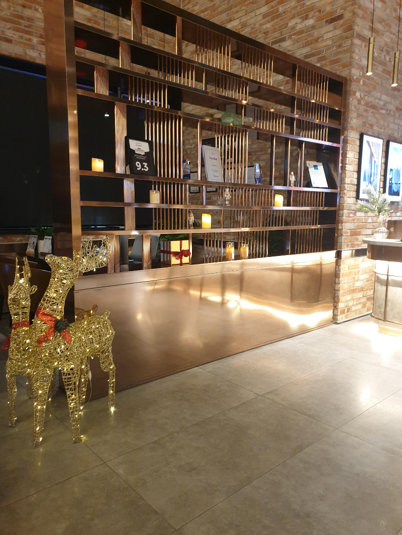 사슴 모양의 조명이 장식되어 있는 호텔 로비