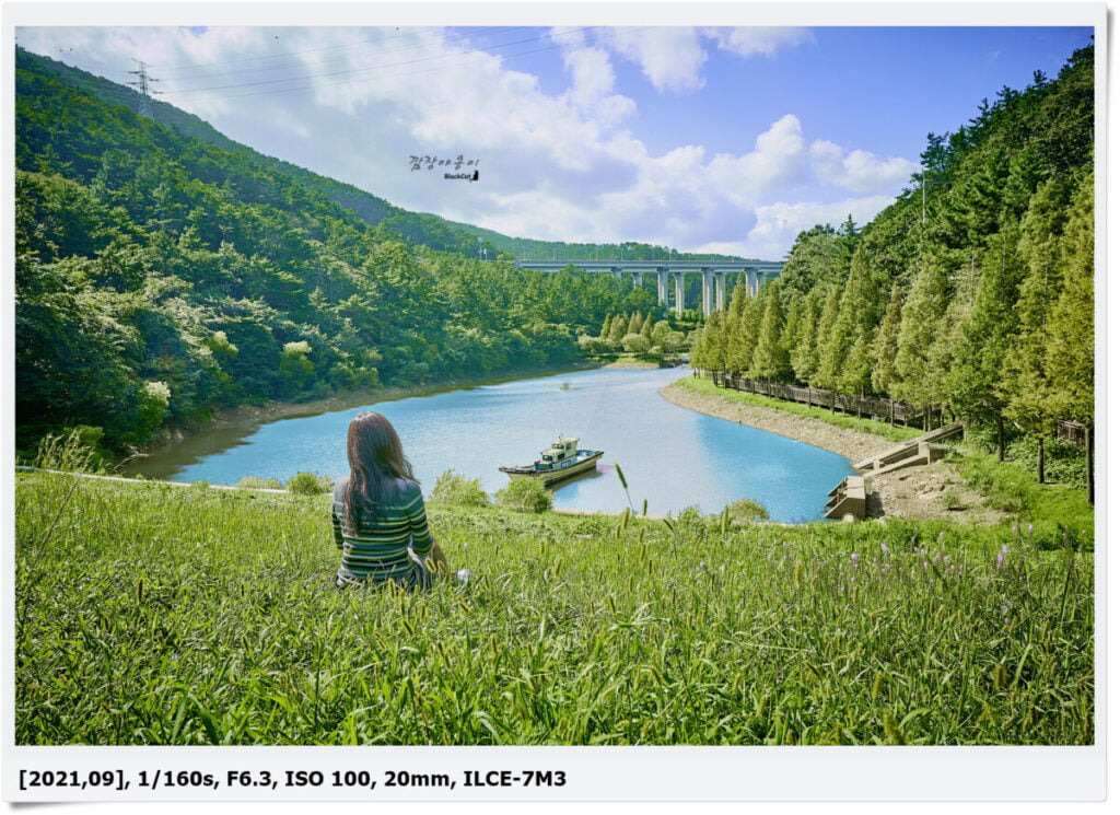 기장 용소웰빙공원, 호수위에 나룻배가 떠 있는 포토스팟