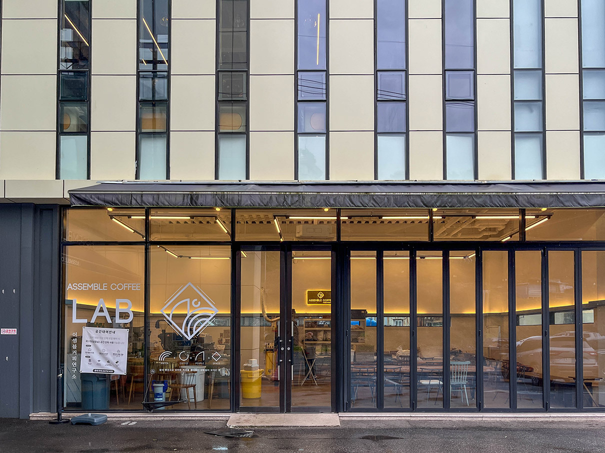 어셈블커피로스터즈 외부