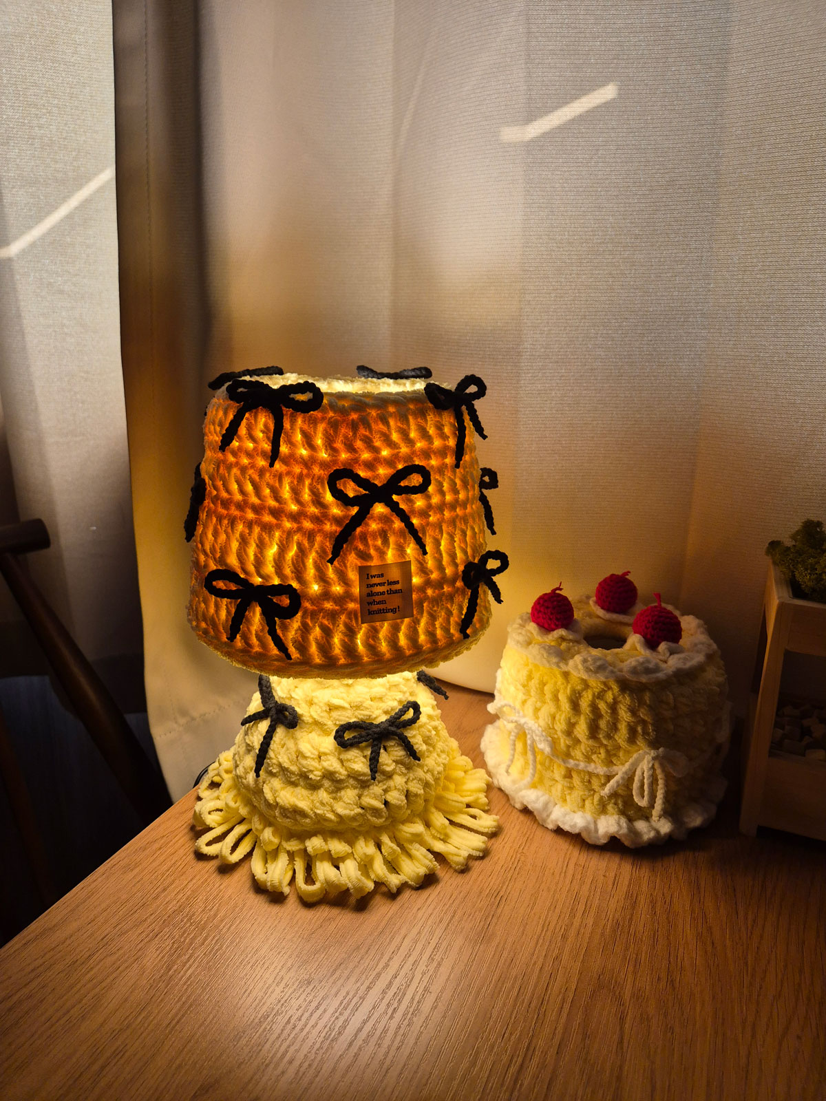 스탠드 조명에 조명을 켜고 찍은 사진