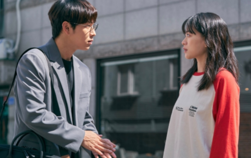 나미를 도와주겠다며 다가가는 준영